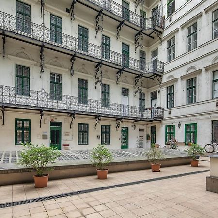 New - Central And Modern Studio Budapest Luaran gambar